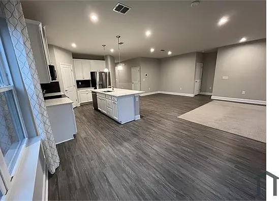 4 bed, 2040 sqft, $3,100 — Photo 4