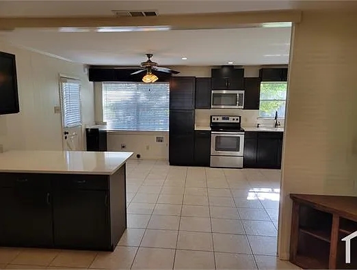 3 bed, 1353 sqft, $2,800 — Photo 4
