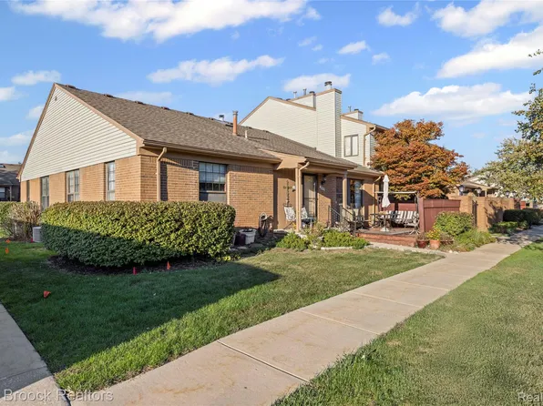 38903 Country Cir, Farmington, MI 48331