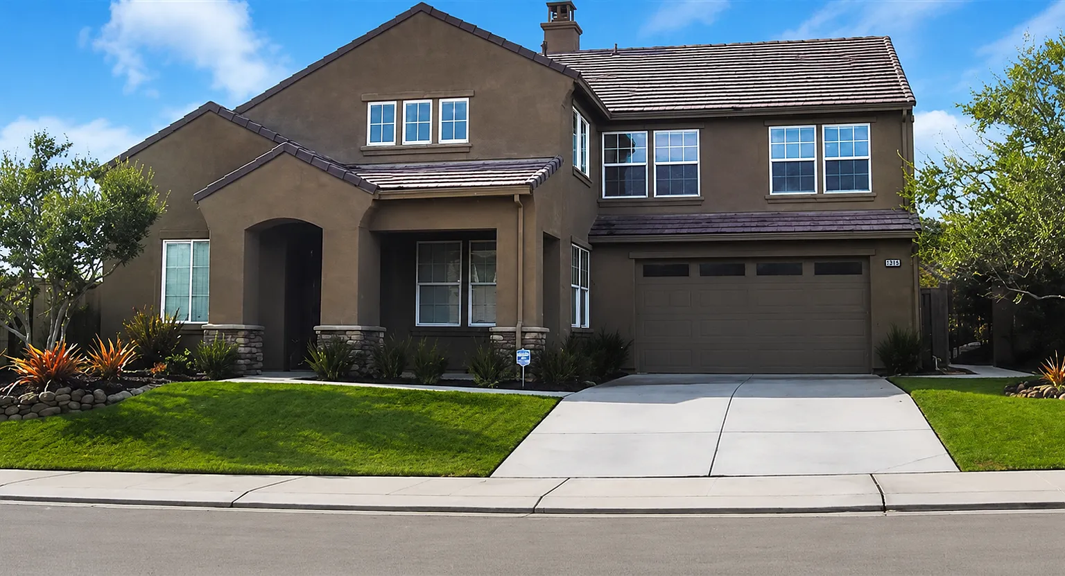 3,800 sq foot Home in Diablo Grande with Private Pool & Spa — Photo 1