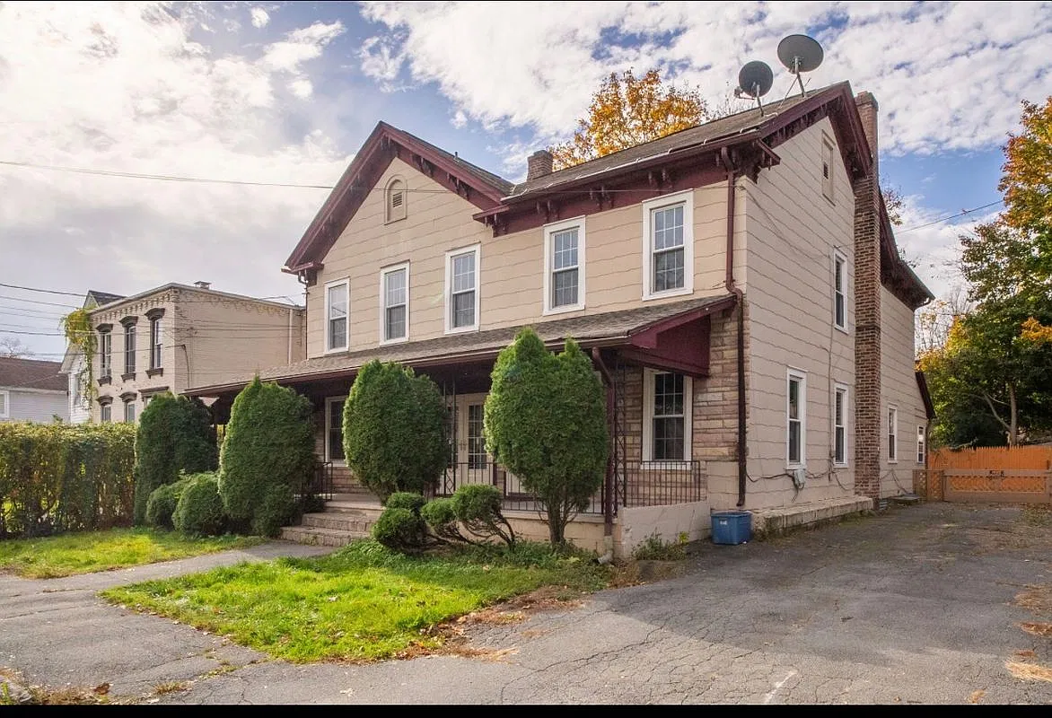 3 bed, 1.5 bath, 1300 sqft, $1,850 — Photo 2