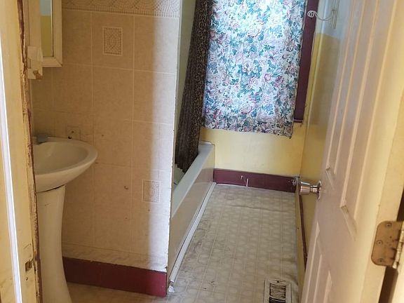 4th image of 5118 Yemans St