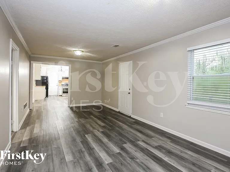 3800 Charlotte Dr — Photo 3