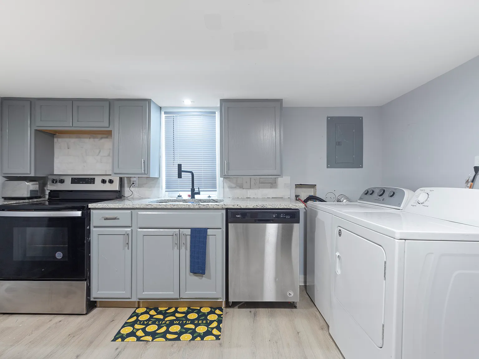 537 W Lake Ave NW — Photo 2