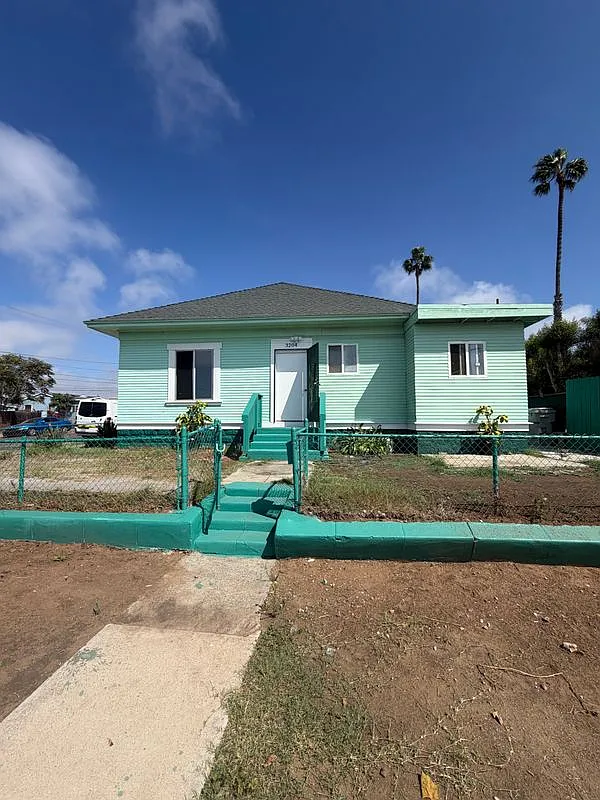 3 bed, 1.0 bath, 1040 sqft, $3,500 — Photo 1
