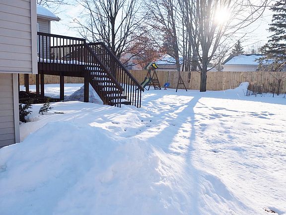 4th image of 424 Pebble Beach Dr NE