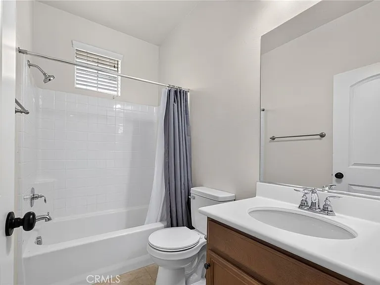 1654 Heywood St — Photo 32