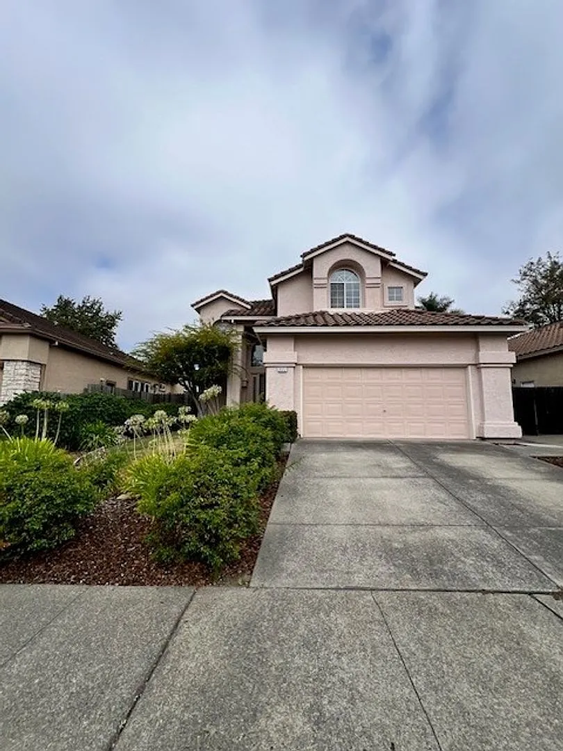 Spacious 4 Bedroom Home in Napa's Vineyard Estates — Photo 1