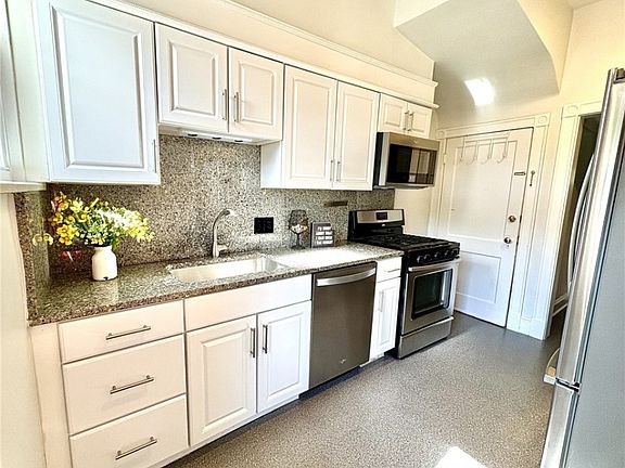 4th image of 527 N Sheppard St