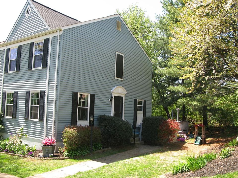 End Unit TH side yard