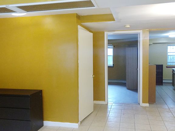3rd image of 2512 Hoyt Ave S