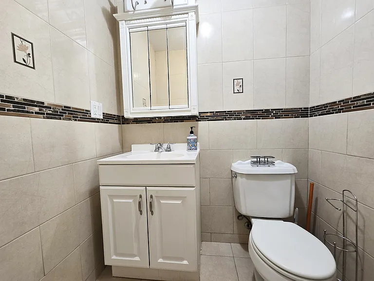 428 Hart St #1R — Photo 10
