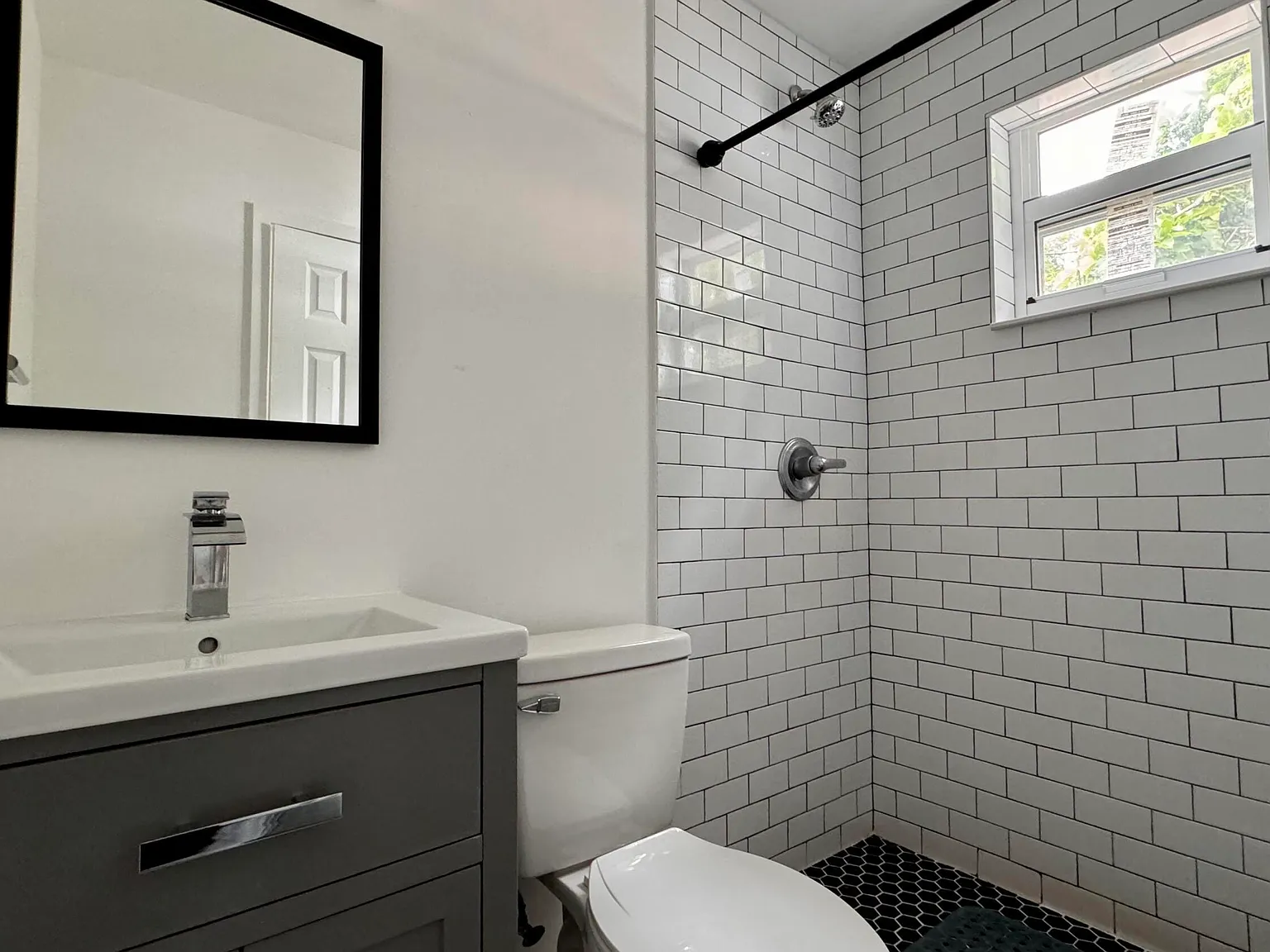 1 bed, 1.0 bath, 760 sqft, $1,550 — Photo 2