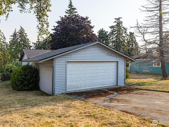 2nd image of 613 NW Hyak Drive