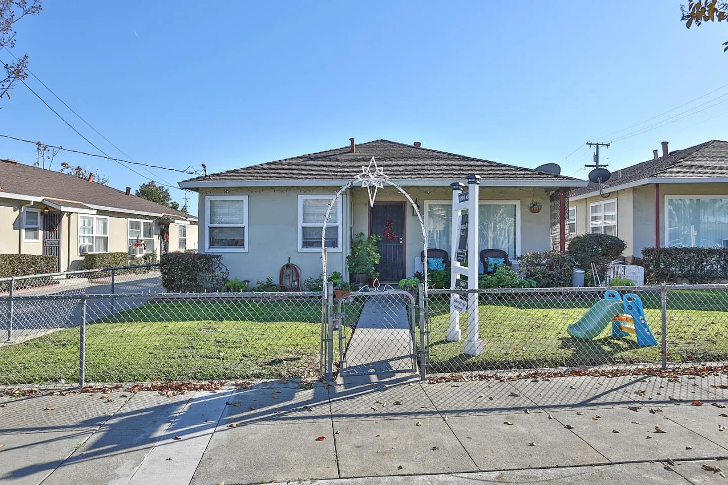 282 Goodyear St photo 1