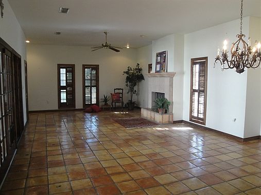 4th image of 1302 E Country Dr