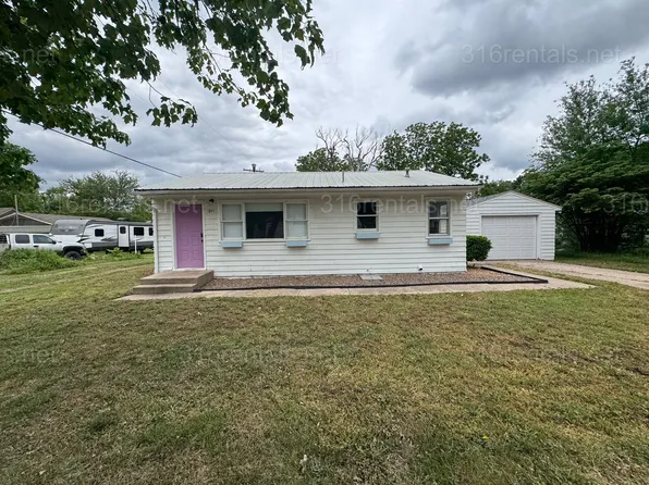311 S Edwards Ave, Moundridge, KS 67107