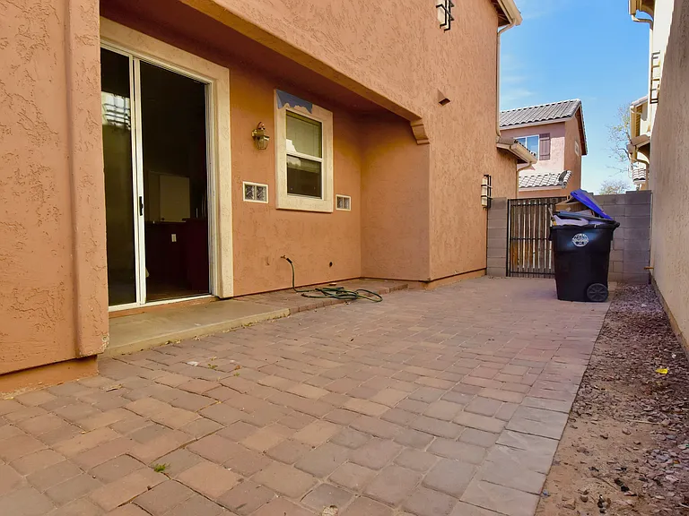 108 N 86th Ln — Photo 3