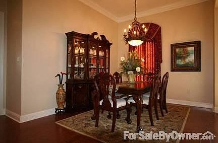 Formal dining room
						:
						hardwood floor, 10' ceilings, custom crown and base board are primary features