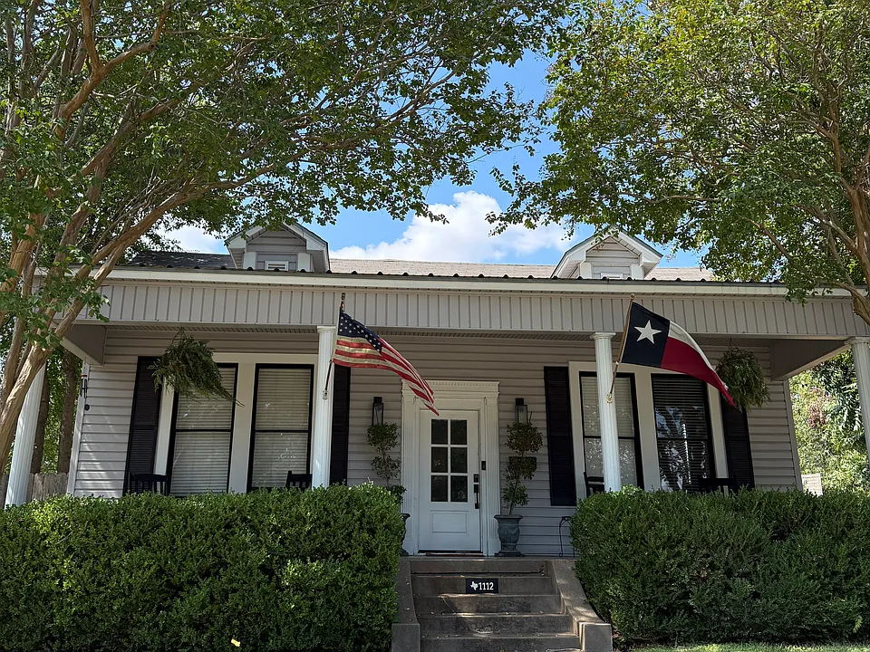 1112 N Main St