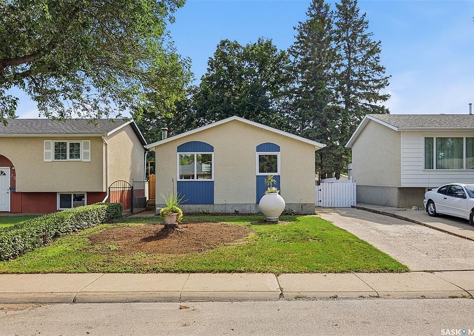 1st image of 254 McMaster CRESCENT