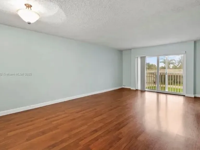 5911 NE 14th Ln — Photo 3