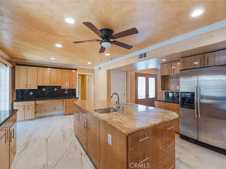 5562 Highland Ave — Photo 7