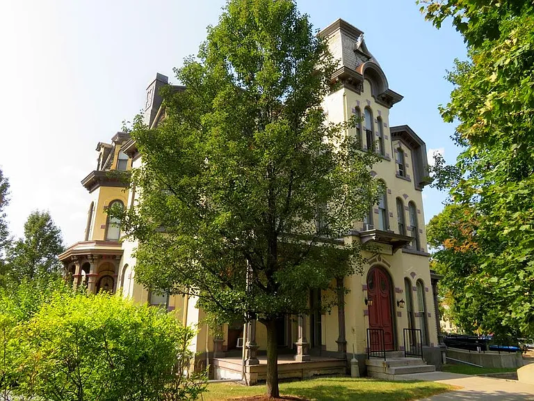 222 S Aurora St — Photo 1