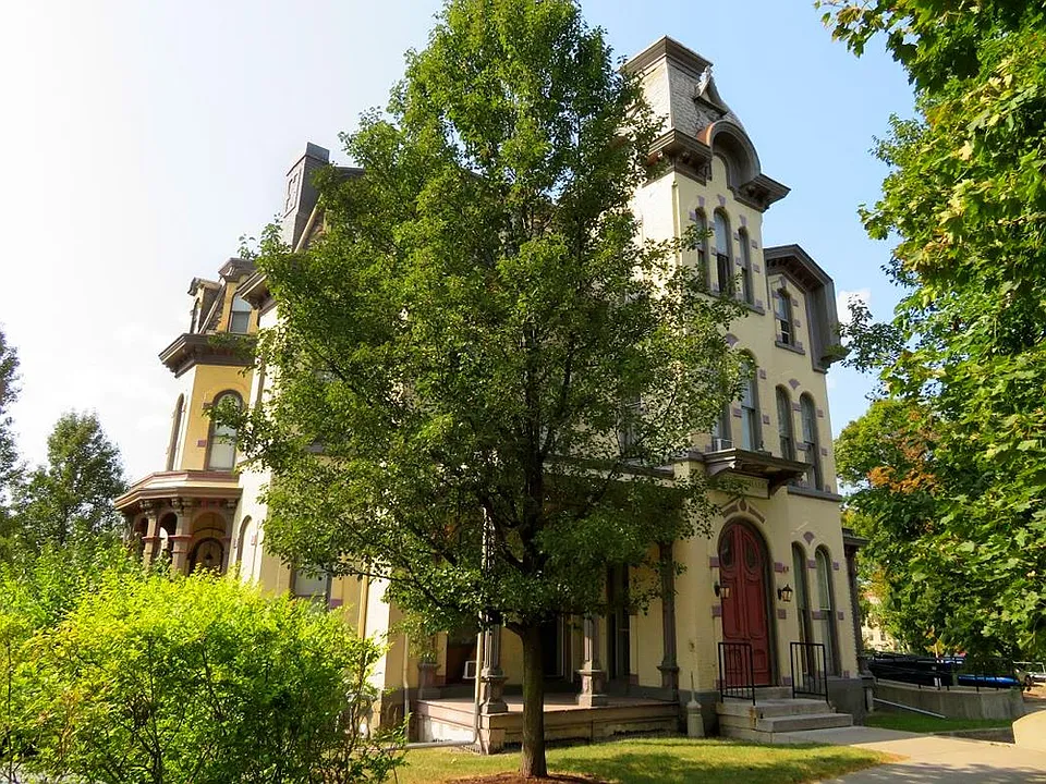 222 S Aurora St