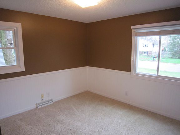 5th image of 943 15th St SE