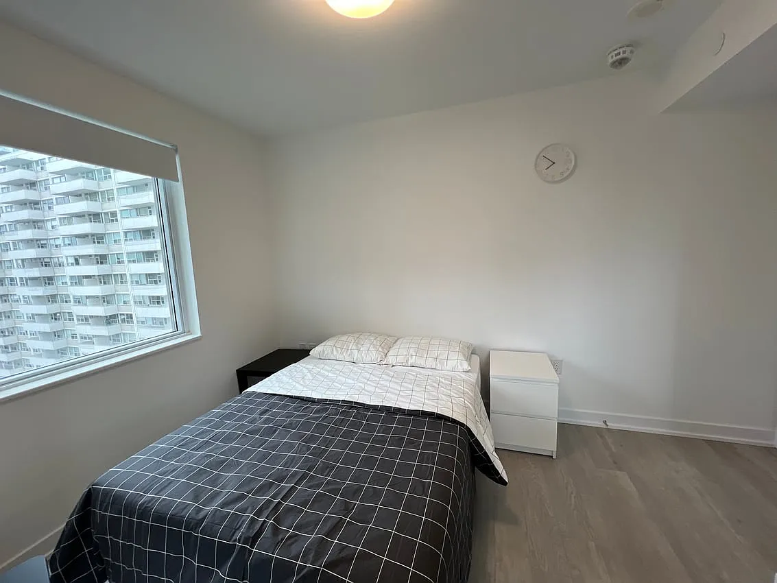 Deluxe Room - Dunfield Ave & Eglinton Ave E — Photo 3