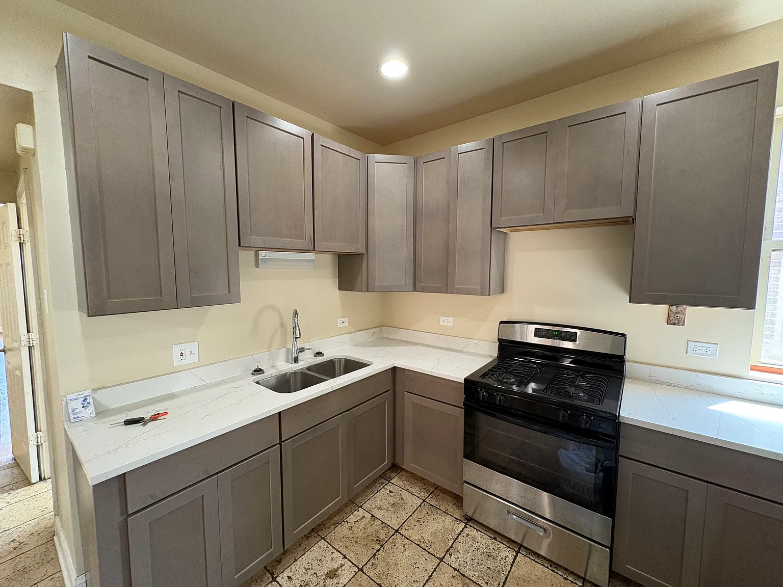 4 bed, $2,200 — Photo 2