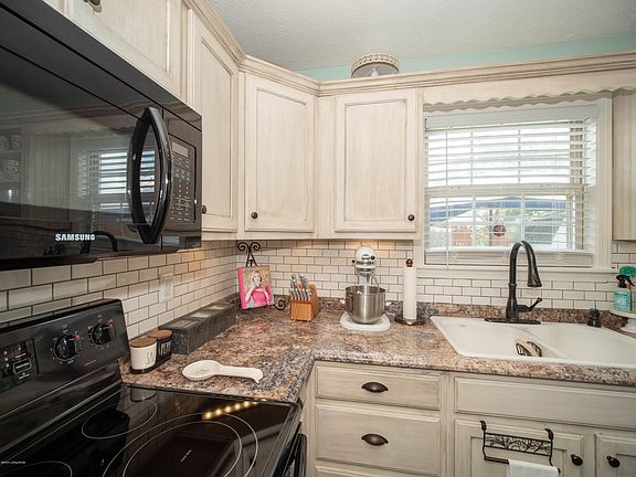 3rd image of 6911 Colrain Cir