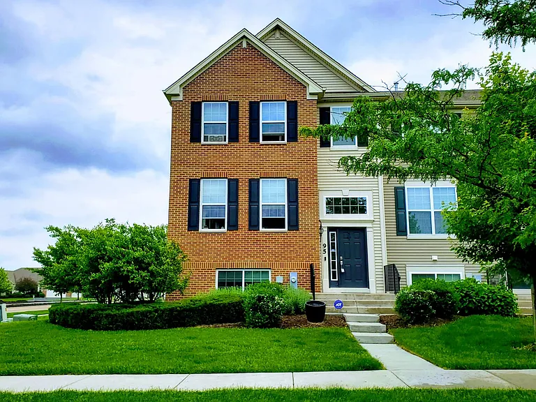 95 Valencia Pkwy — Photo 1