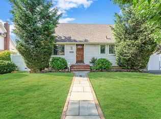 500 Ray St, Freeport, NY 11520
