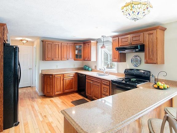 5th image of 62 Kathleen Dr