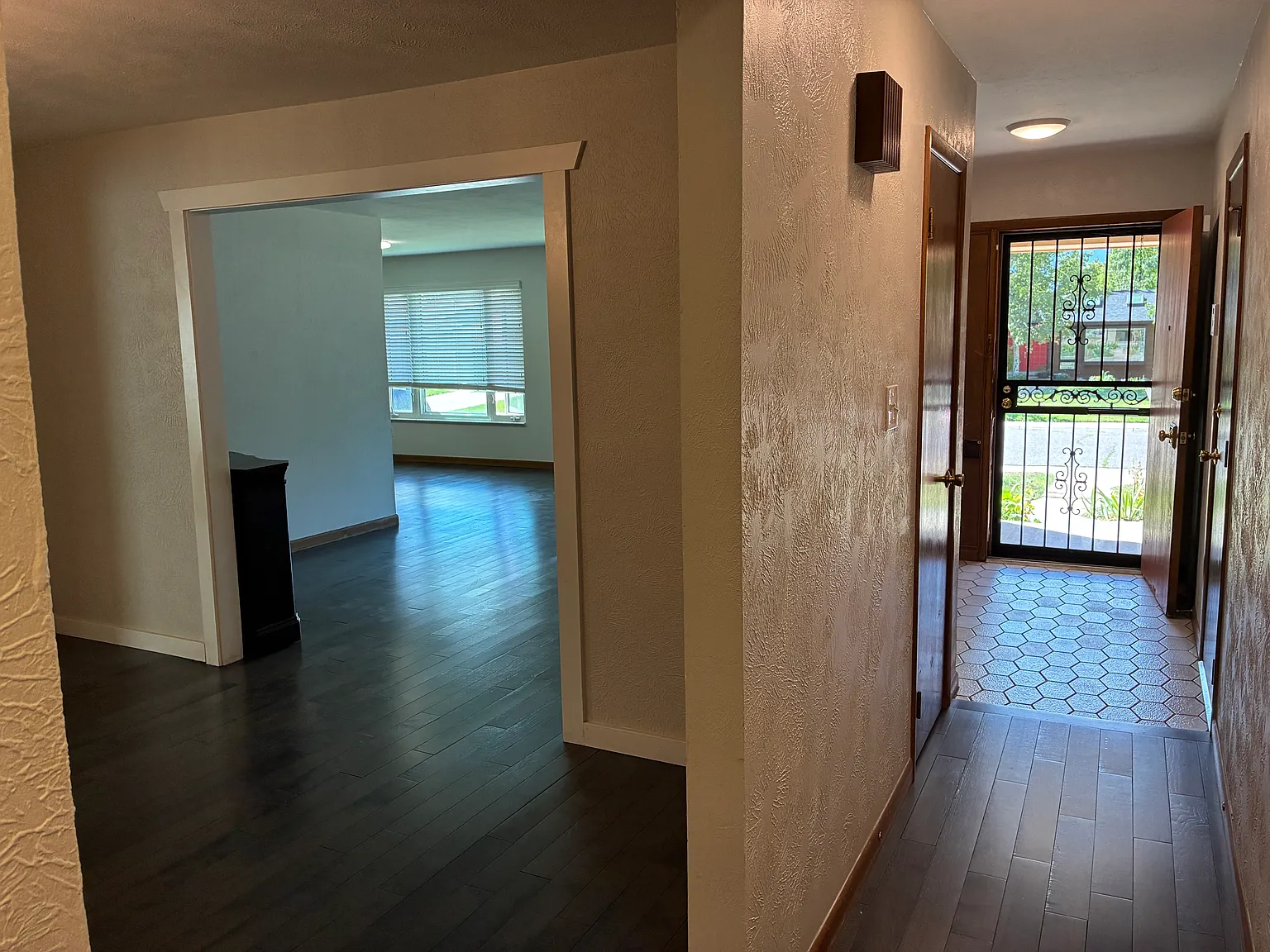 4 bed, 2800 sqft, $4,200 — Photo 3