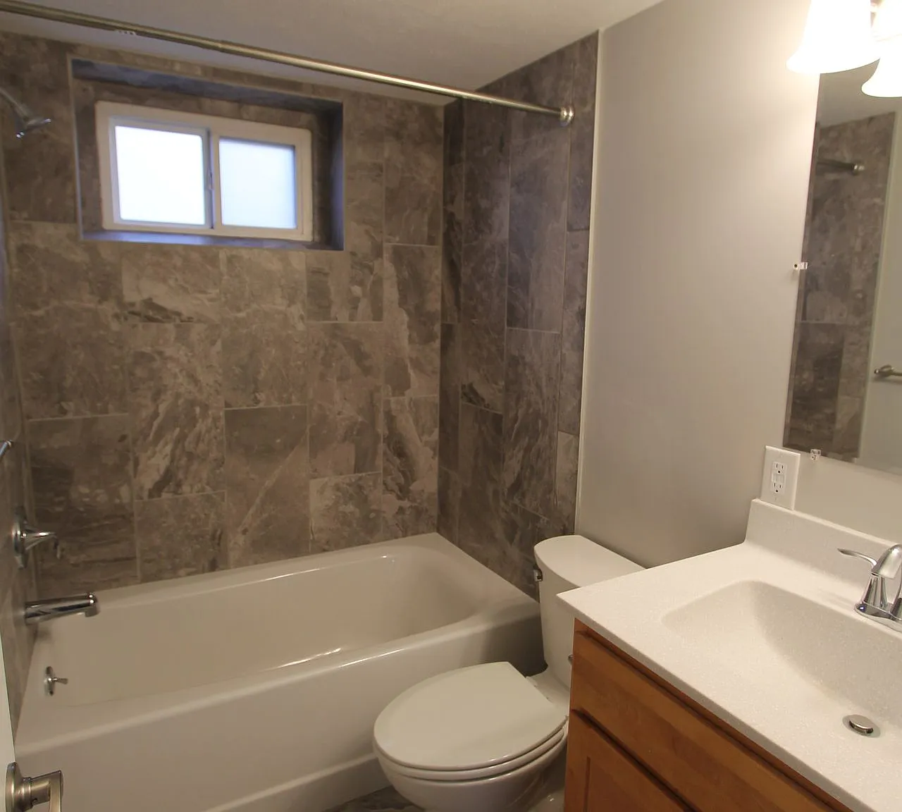 Midtown is a Must! 1 bedroom at the Coventry! Free laundry and Parking! — Photo 4