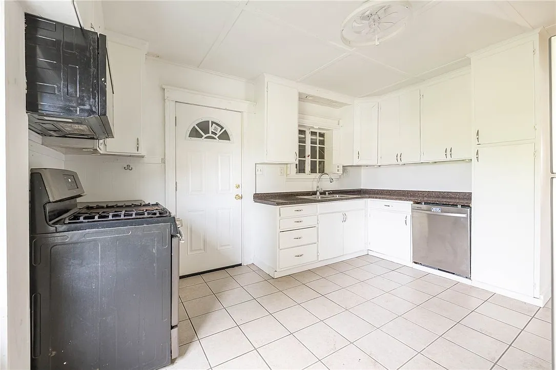 3 bed, 1.5 bath, 1561 sqft, $2,200 — Photo 2