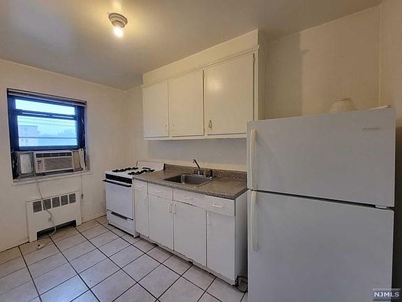 4th image of 2339 Hudson Ter APT C3