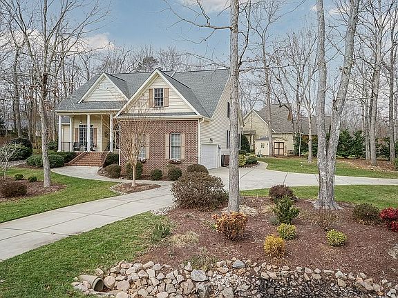 Side view circle driveway