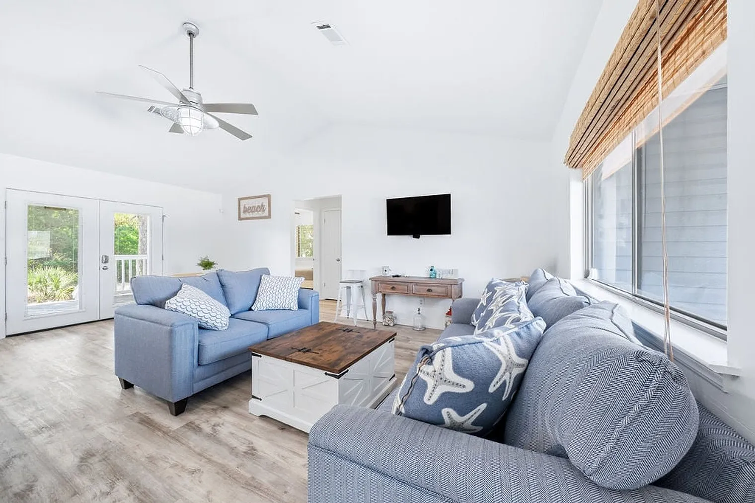 4 bed, 2.0 bath, 1227 sqft, $2,923 — Photo 1