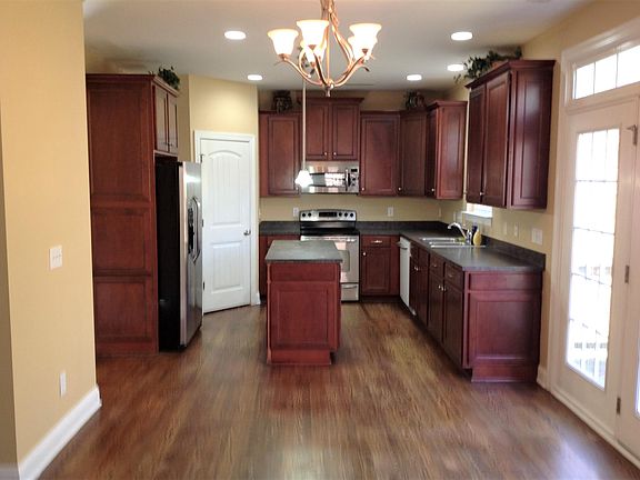 4th image of 117 Thatcher Pl