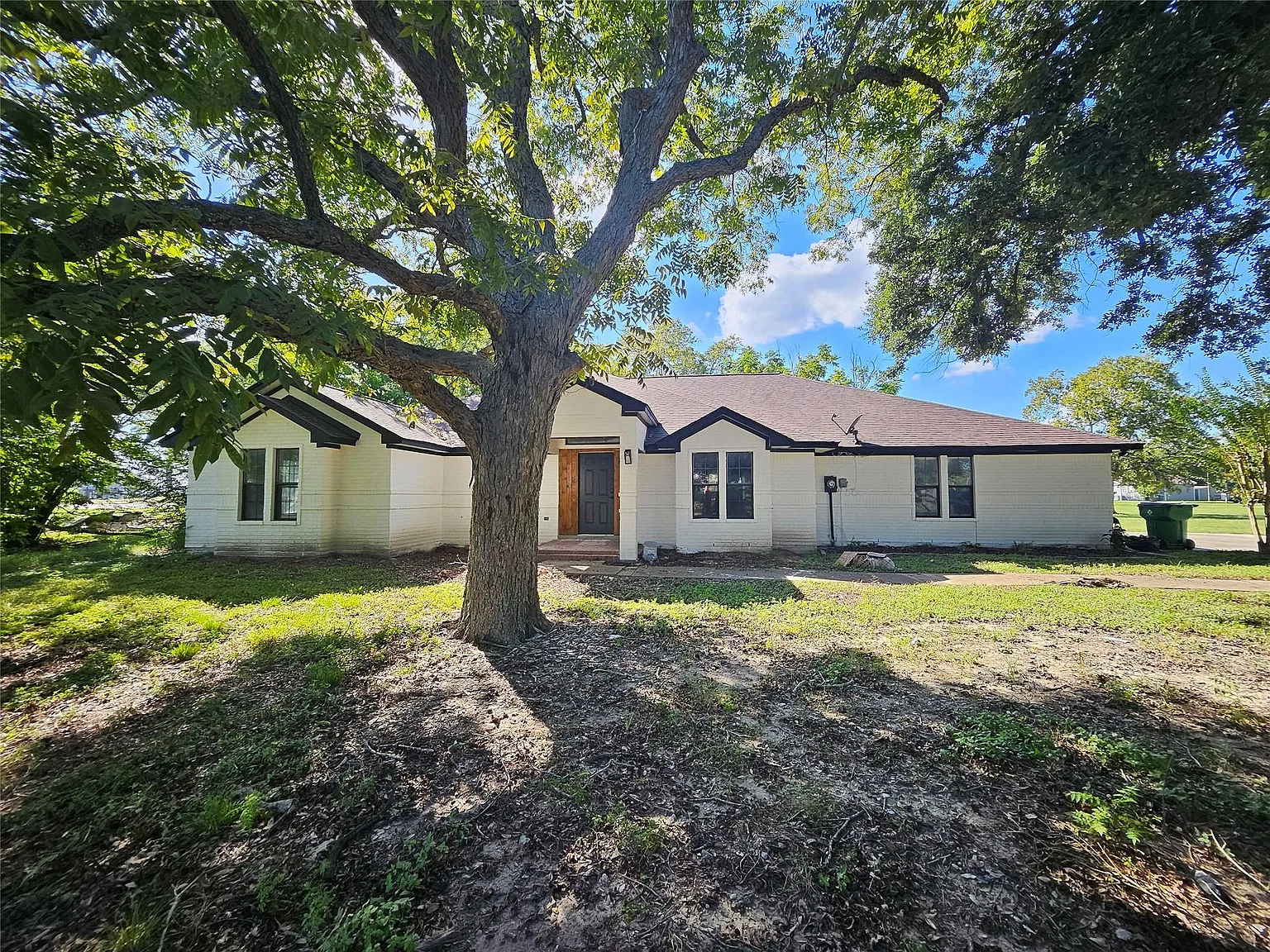 3 bed, 2.0 bath, 2461 sqft, $2,500 — Photo 1
