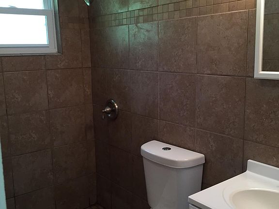 4th image of 618 Holly St