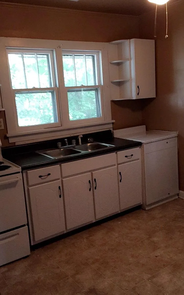 3 bed, 864 sqft, $852 — Photo 2