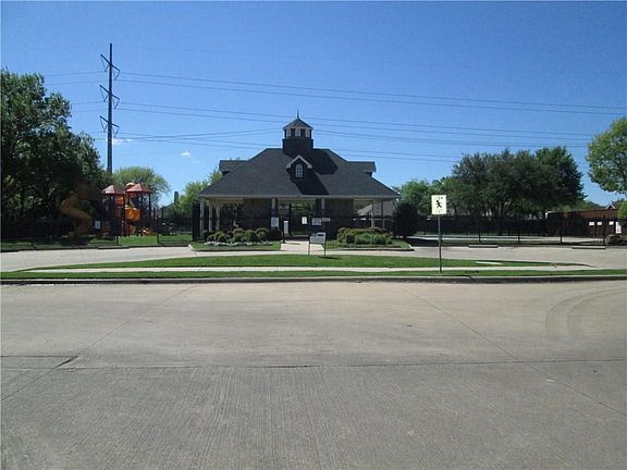 3rd image of 6413 White Oaks Ln