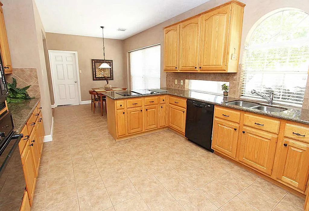 3 bed, 2.0 bath, 2297 sqft, $2,700 — Photo 2