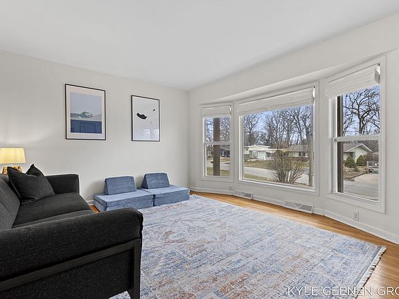 3rd image of 2226 Greenview Dr SW