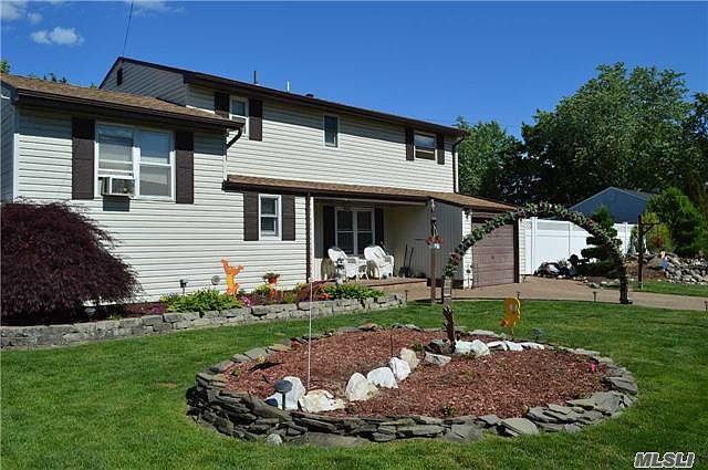 1st image of 15 Fairlane Dr